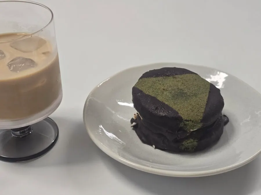 Layers in a Nonsan strawberry choco pie