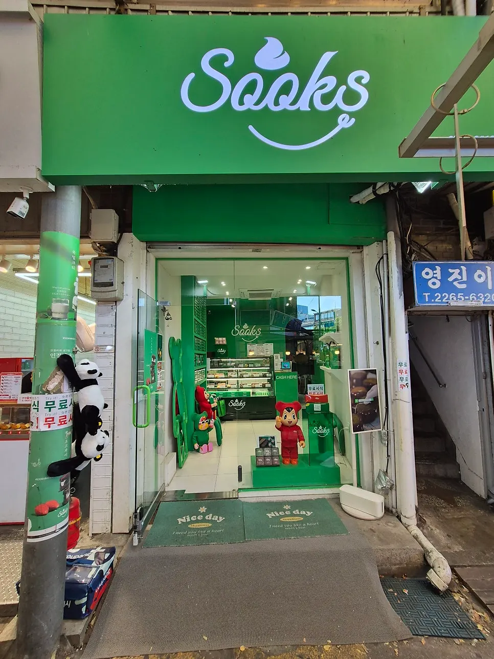 Entrance to Gwangjang Market on a weekday