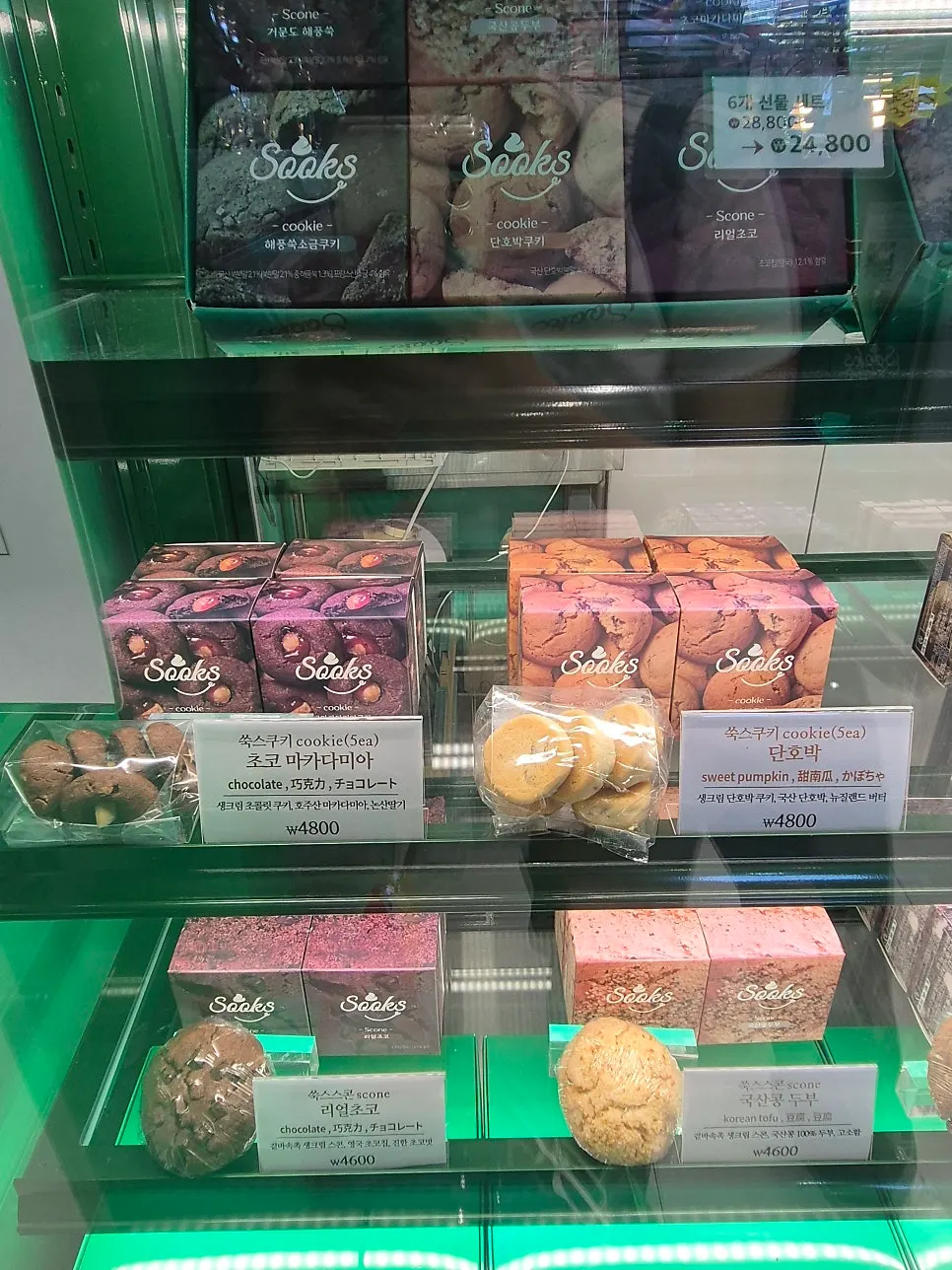 Desserts in the Ssuk's Choco Pie display case