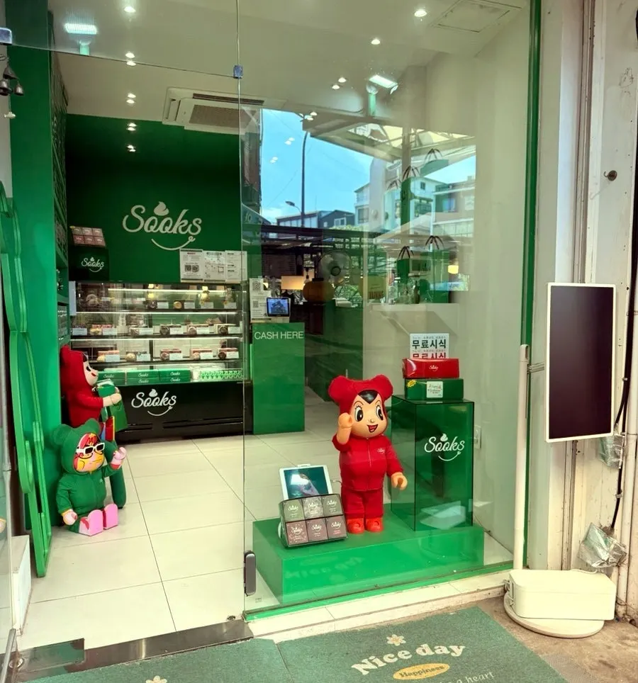 곰돌이 모양 전신거울 포토존