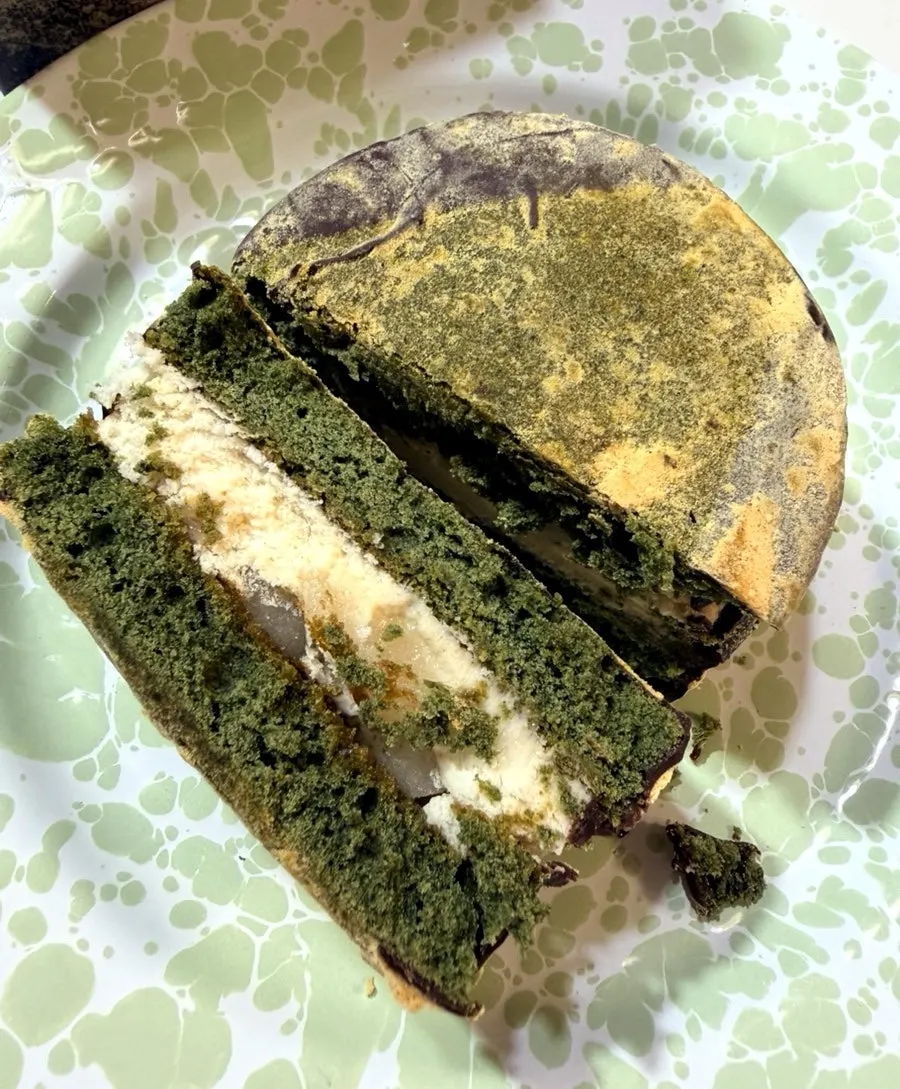 인절미 생크림과 찹쌀떡이 보이는 파이 단면