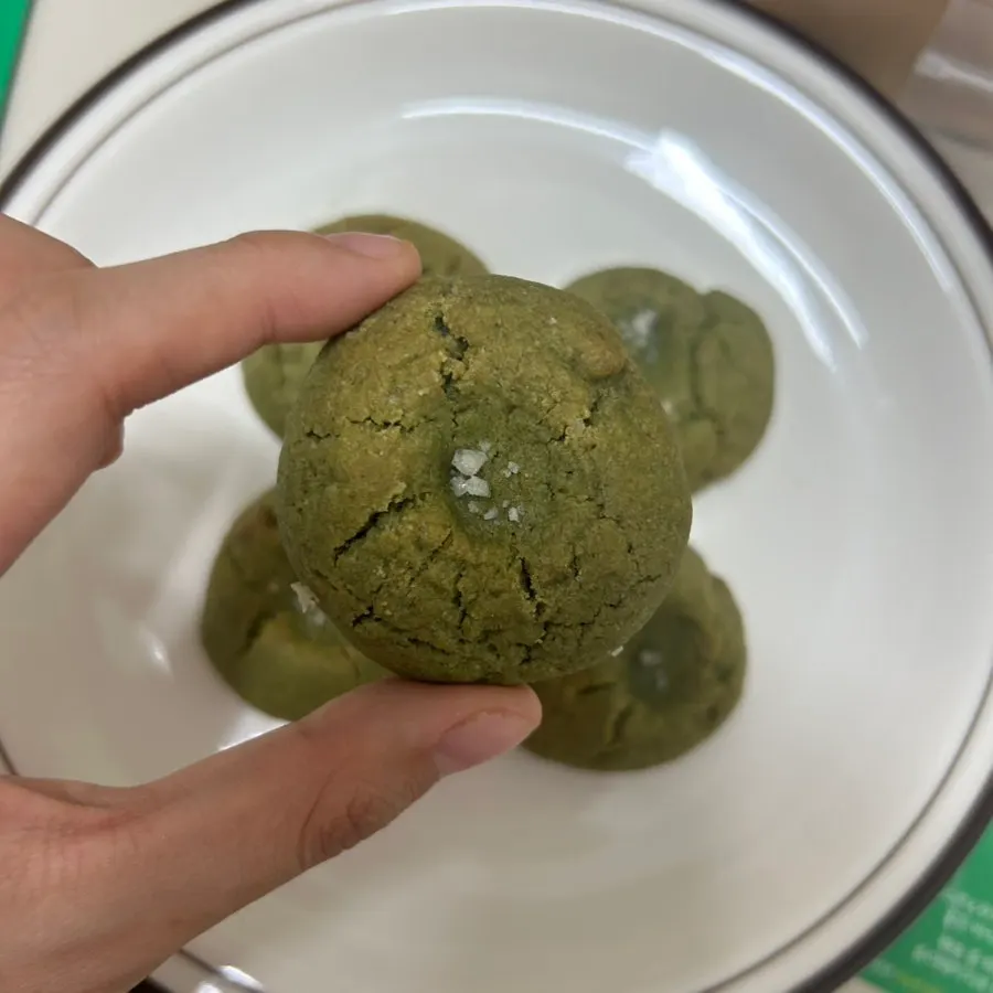 단짠 맛이 나는 쑥소금쿠키 클로즈업