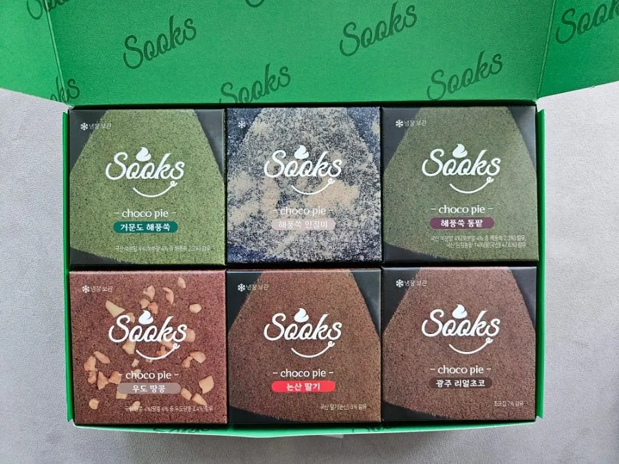 Opened lid revealing the Ssuk's Choco Pie 6-piece set