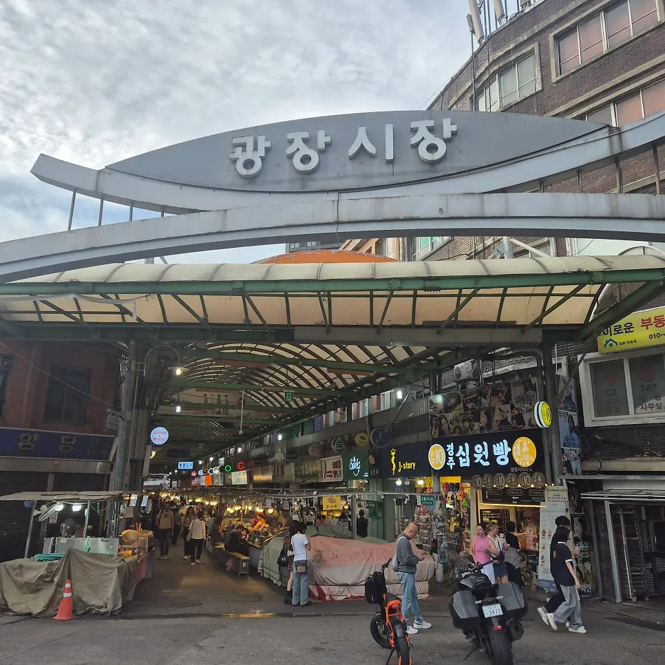 Storefront of Ssuk's Choco Pie Seoul near Gwangjang Market