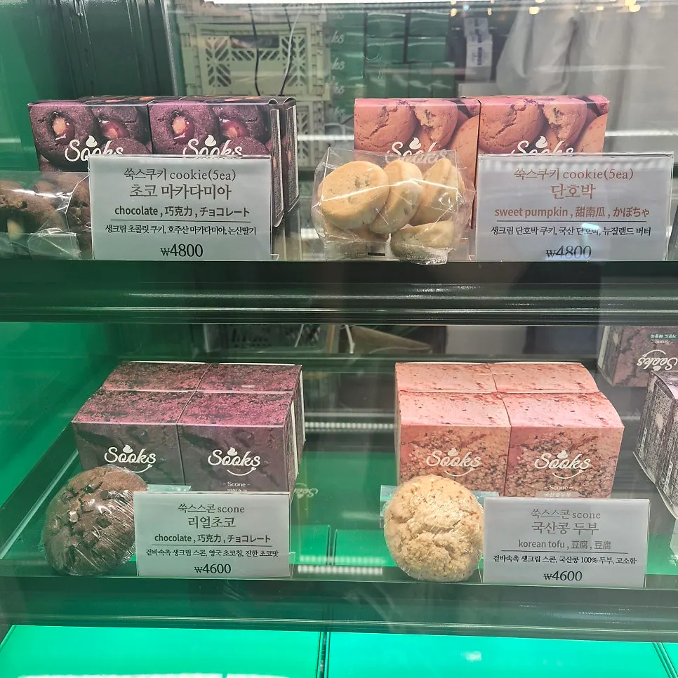 Display of six flavors of Ssuk's Choco Pie