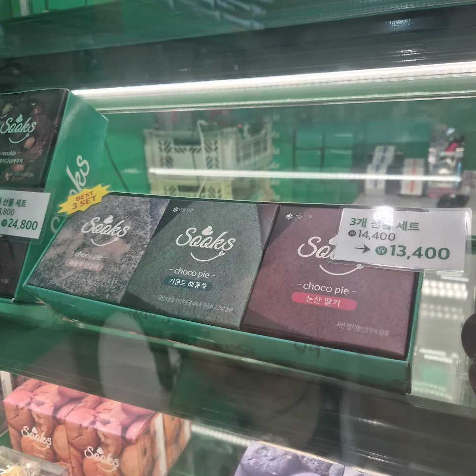 Sign showing individual and set prices for choco pies