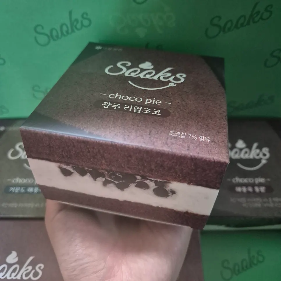 Gift set packed with all six choco pie flavors