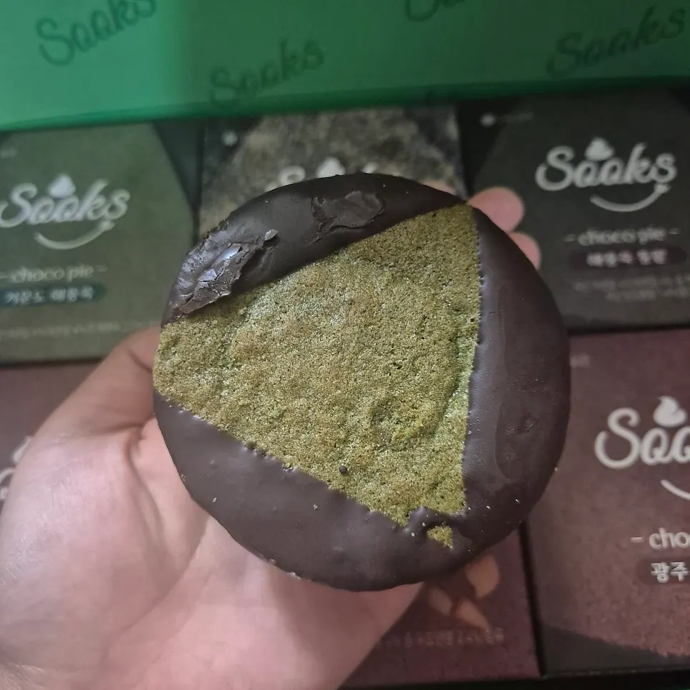 Mugwort injeolmi choco pie with rice cake inside, next to the chocolate flavor