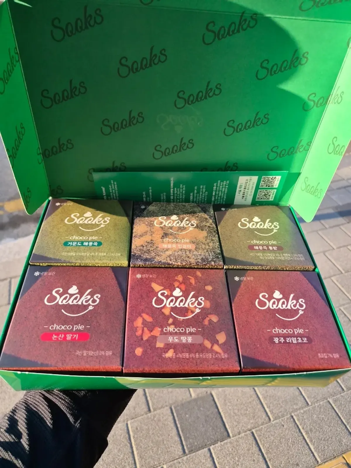 6-piece mugwort choco pie set opened, showing six flavors