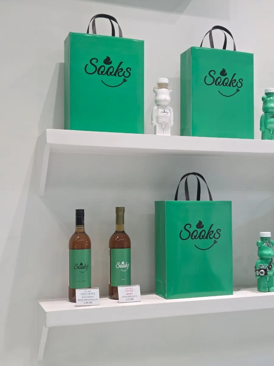 Green gift box packaging with a mugwort theme