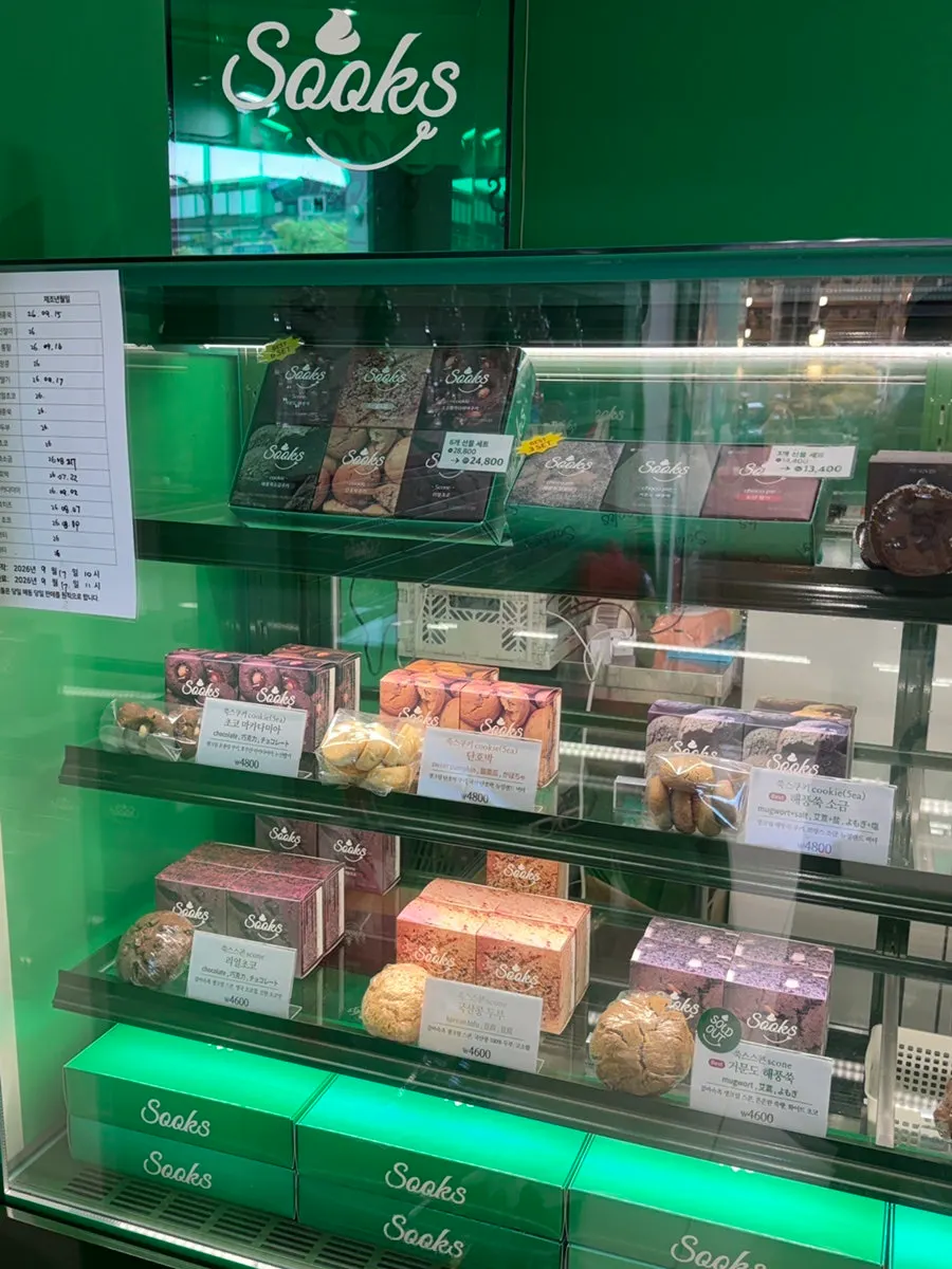 Ssuk's Choco Pie menu board and display case
