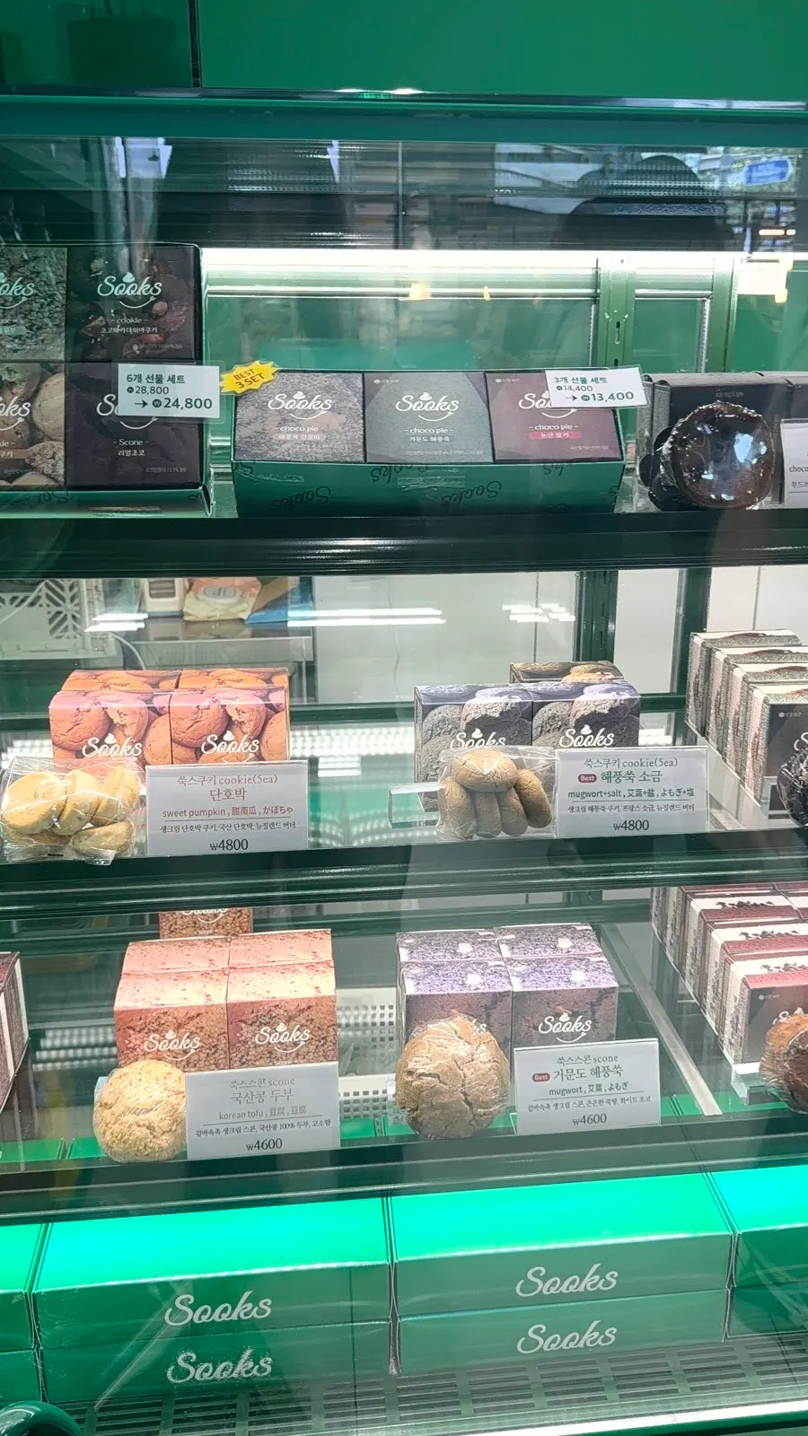 Sign listing choco pie flavors including Sea-Wind Mugwort Injeolmi