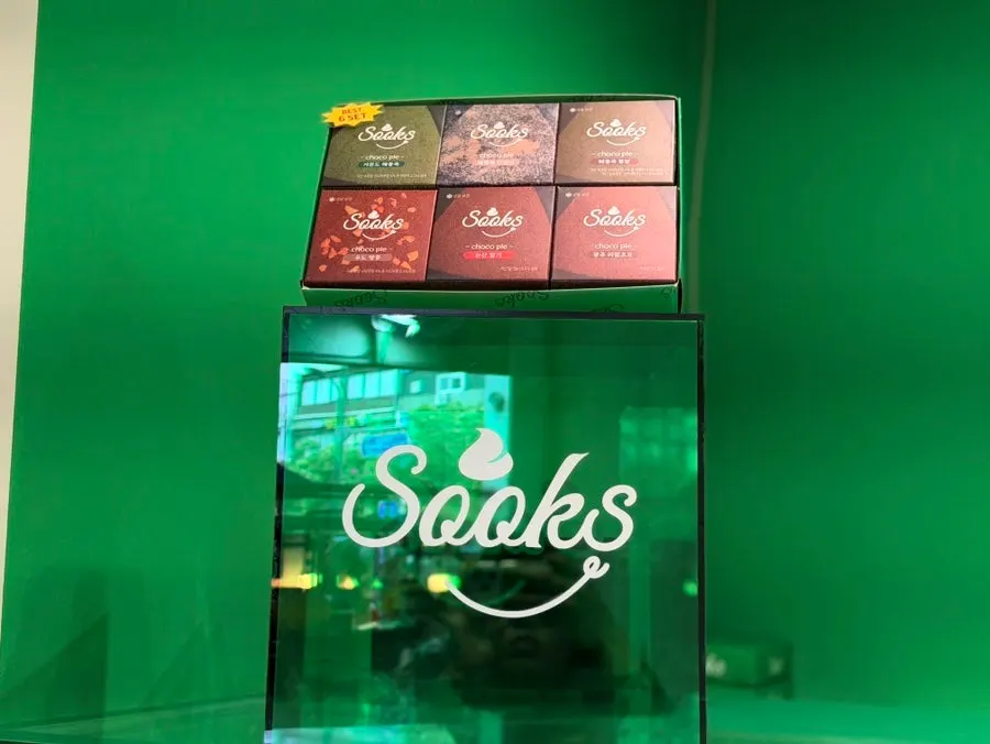 Store display showing set options