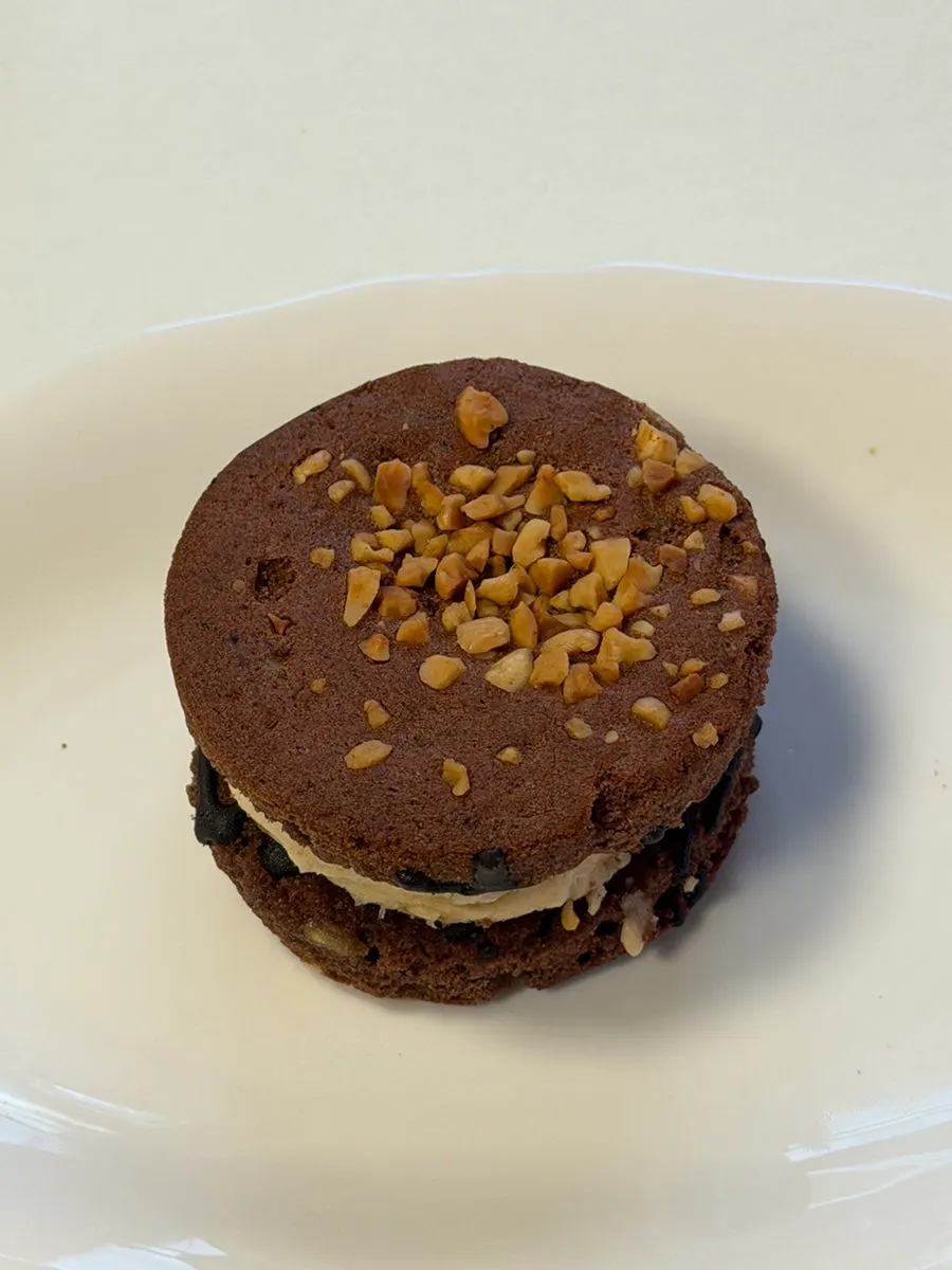 Udo peanut choco pie topped with peanut powder