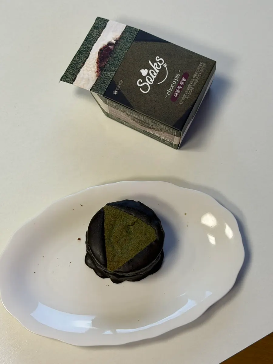 Packaged sea-breeze mugwort whole red bean choco pie