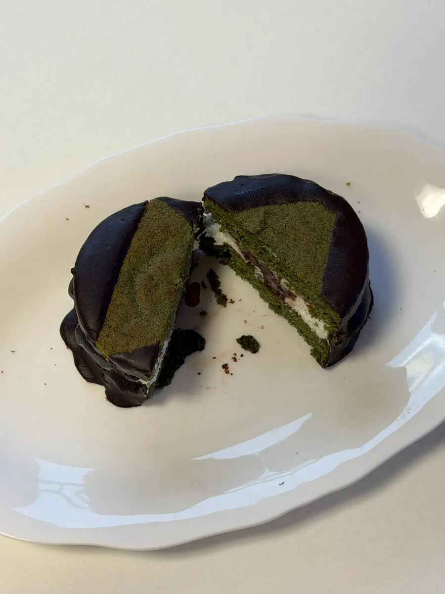 Sea-breeze mugwort whole red bean choco pie with visible red beans