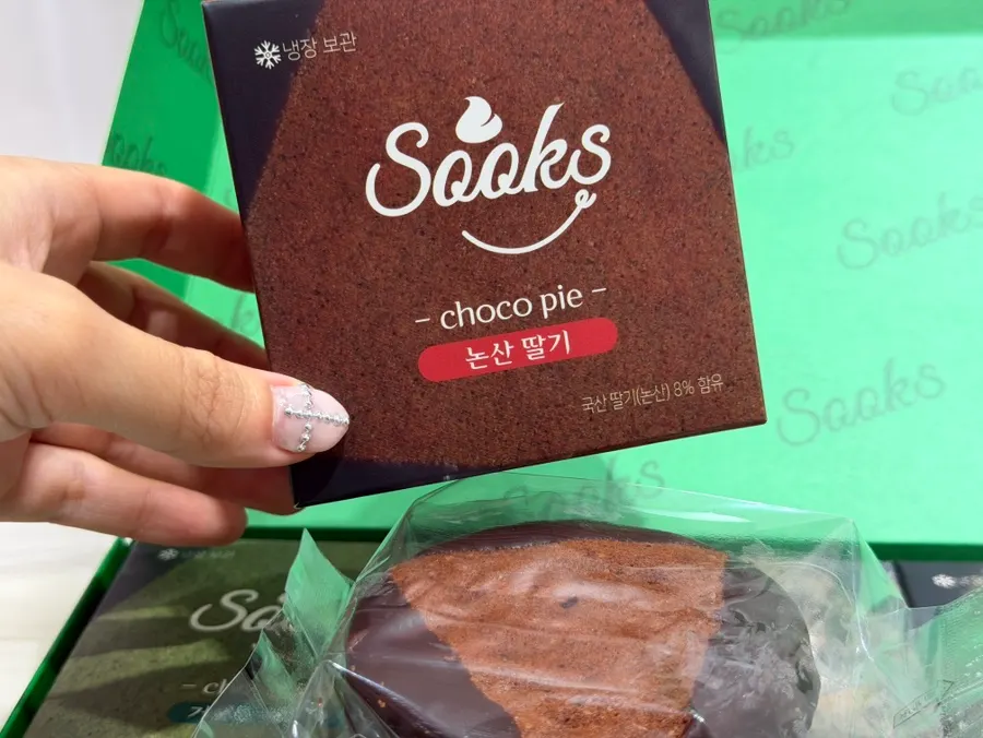 A single choco pie plated