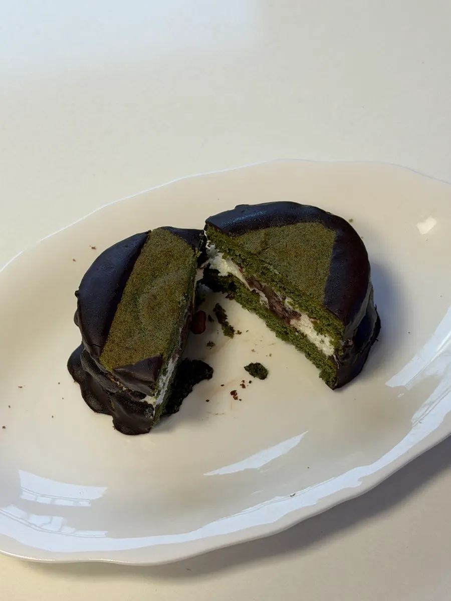 Cross-section of a choco pie showing the cream filling