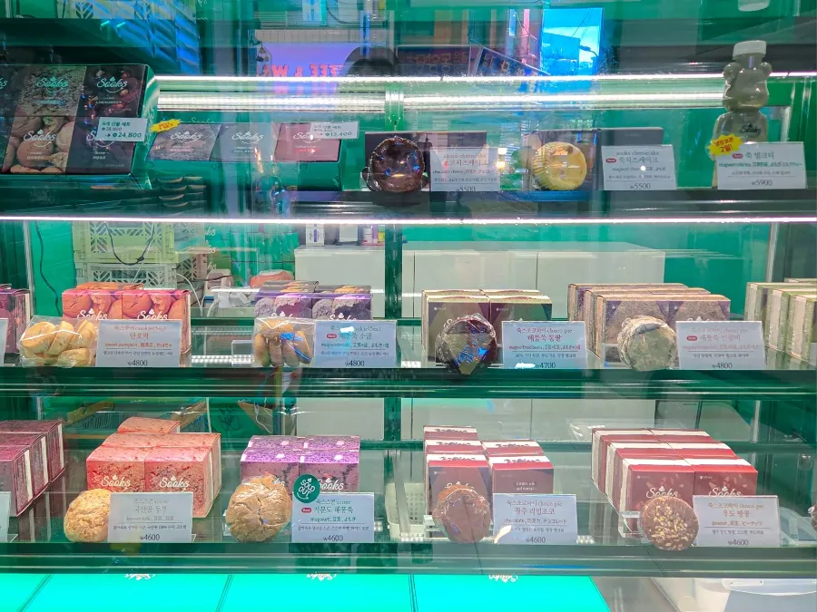 기념품 샵처럼 꾸며진 쑥스초코파이 서울 매장 내부