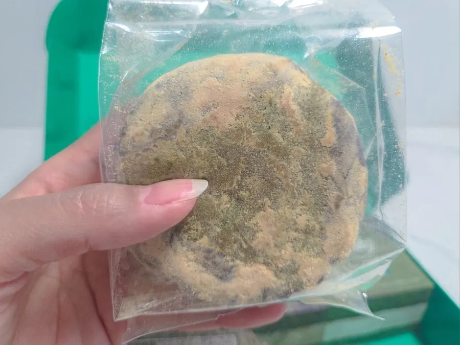 초코 코팅된 해풍쑥 인절미 초코파이 겉면