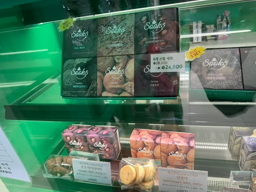 Mugwort desserts made with seasonal specialty ingredients on display
