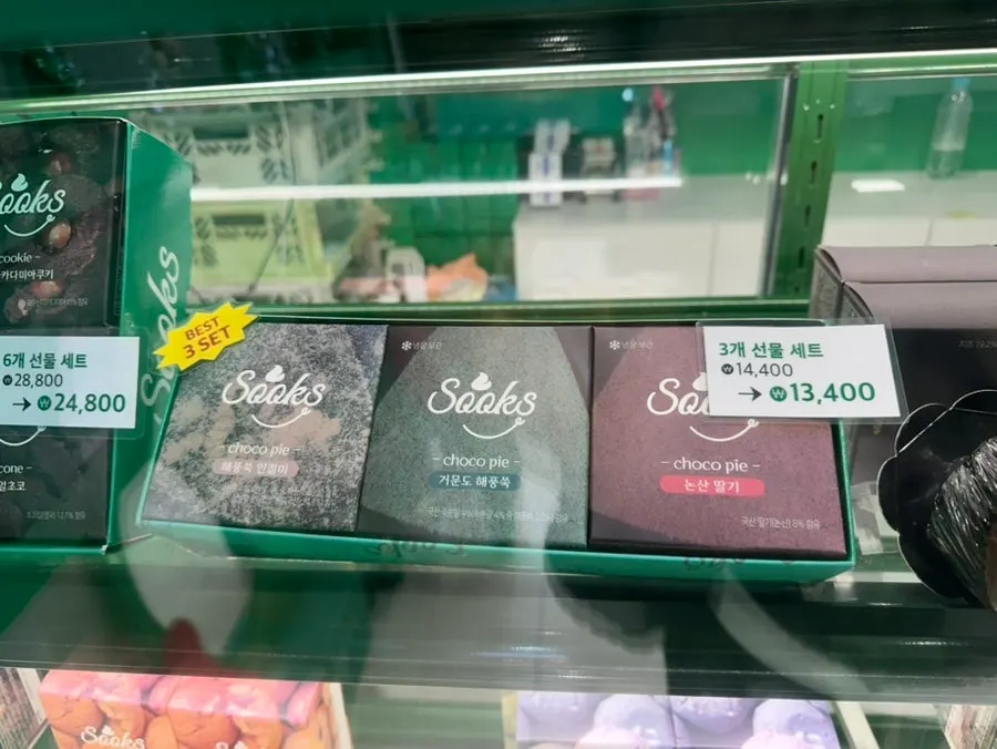 A closer look at the display case at Ssuk's Choco Pie