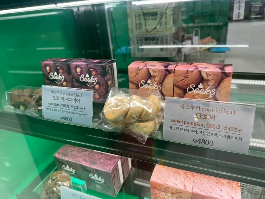 The choco pie display corner of the mugwort dessert specialty shop