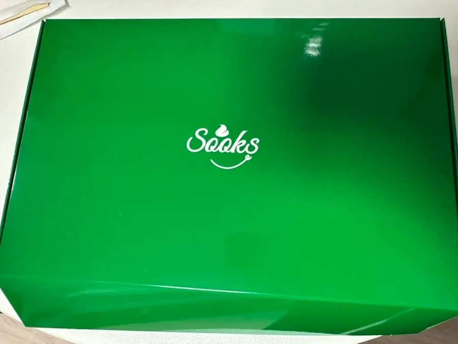 Signage showing the discounted price of the 6-piece gift set