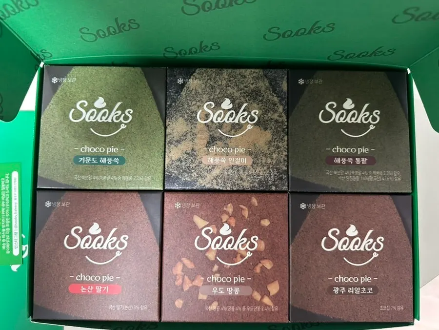 A packaged Ssuk's Choco Pie gift set box