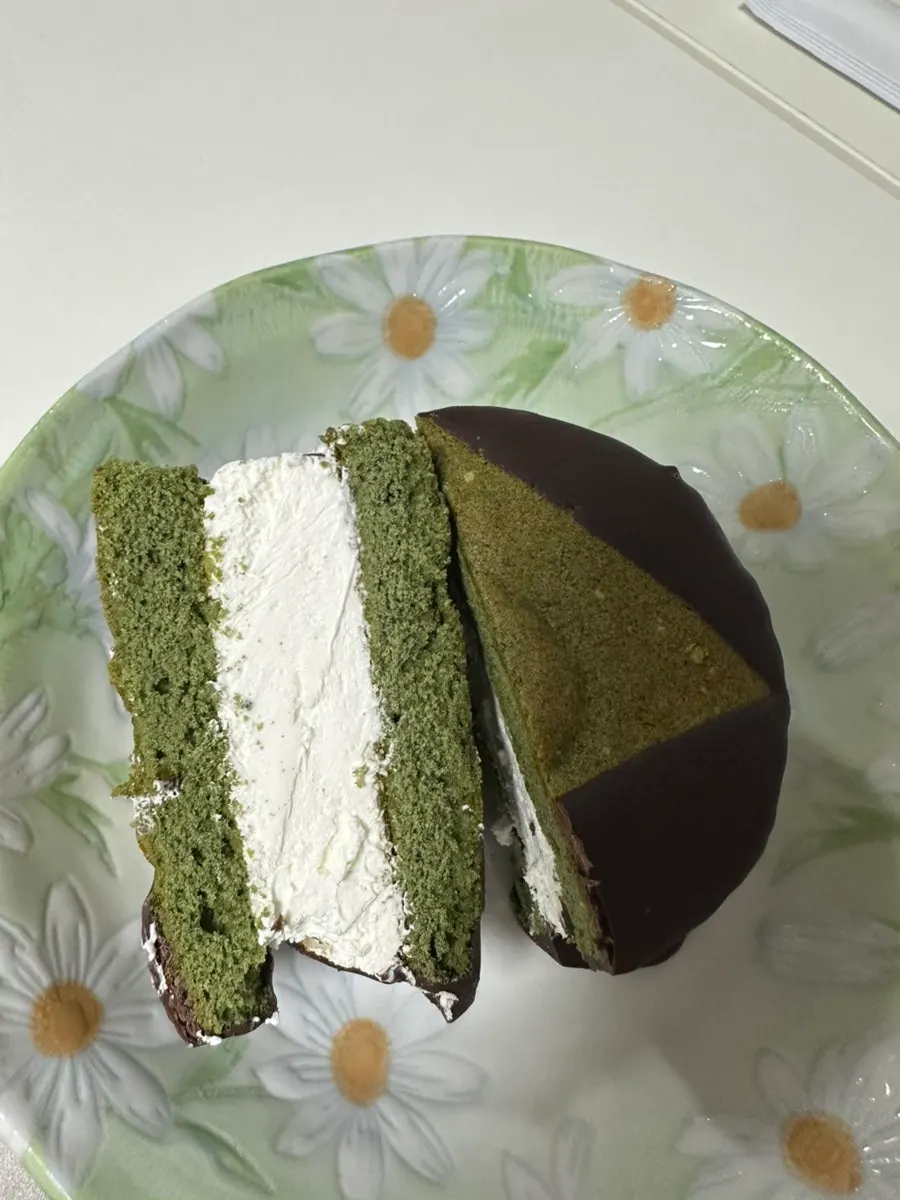 A cross-section of Geomundo Sea Breeze Mugwort choco pie full of fresh cream