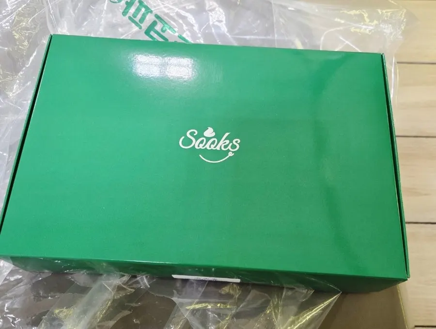 Box containing six individually wrapped choco pies