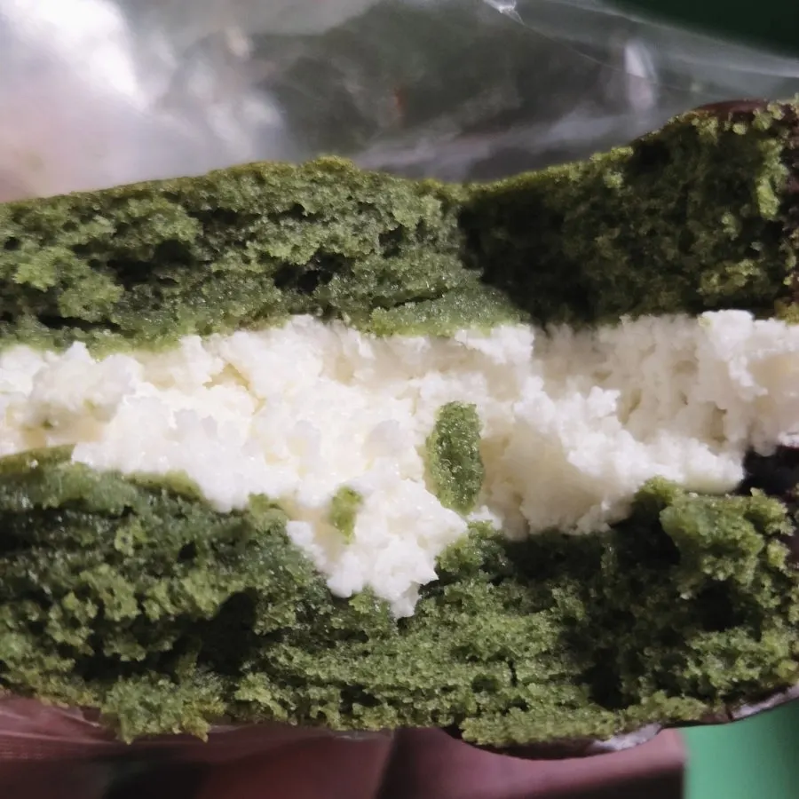 Cross-section of a bitten Geomundo sea-breeze mugwort choco pie
