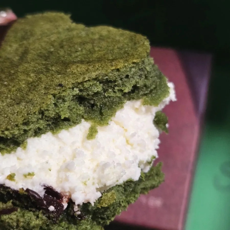 Choco pie showing the chocolate sheet and fresh cream