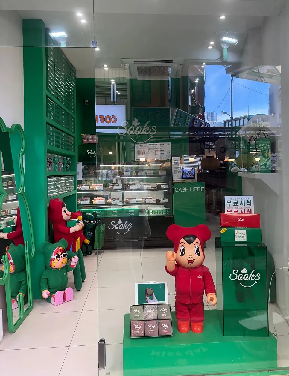 Green storefront of Ssuk's Choco Pie in Gwangjang Market