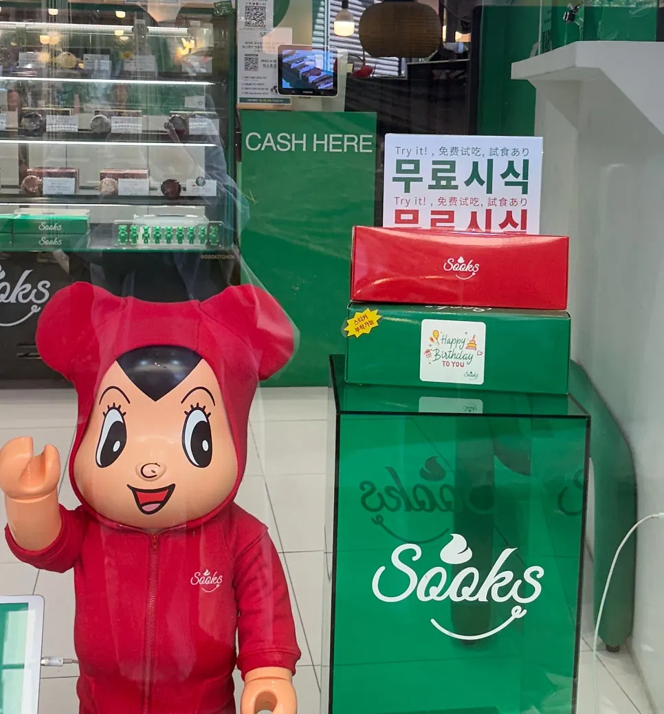 Display shelves and character props inside Ssuk's Choco Pie