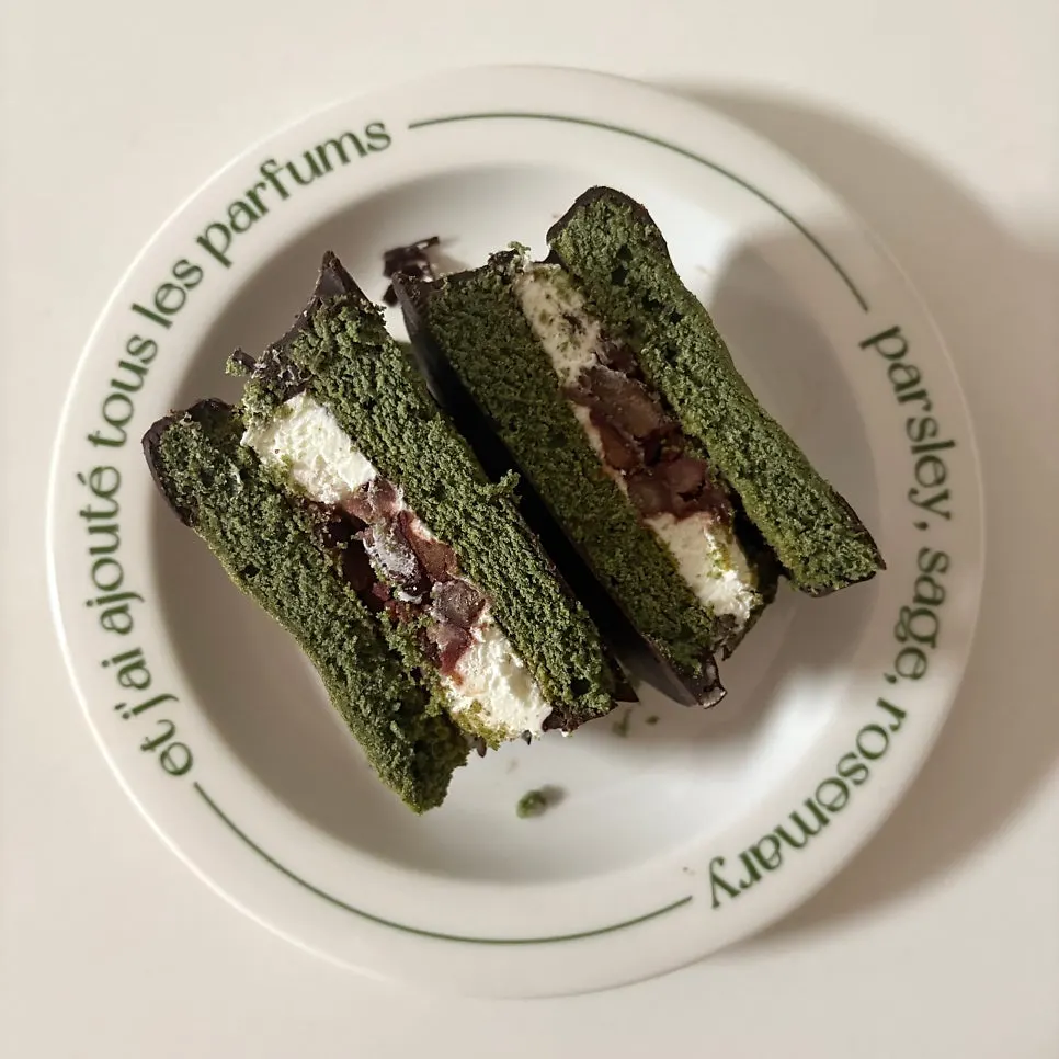 Sea-breeze mugwort injeolmi choco pie with rice cake inside
