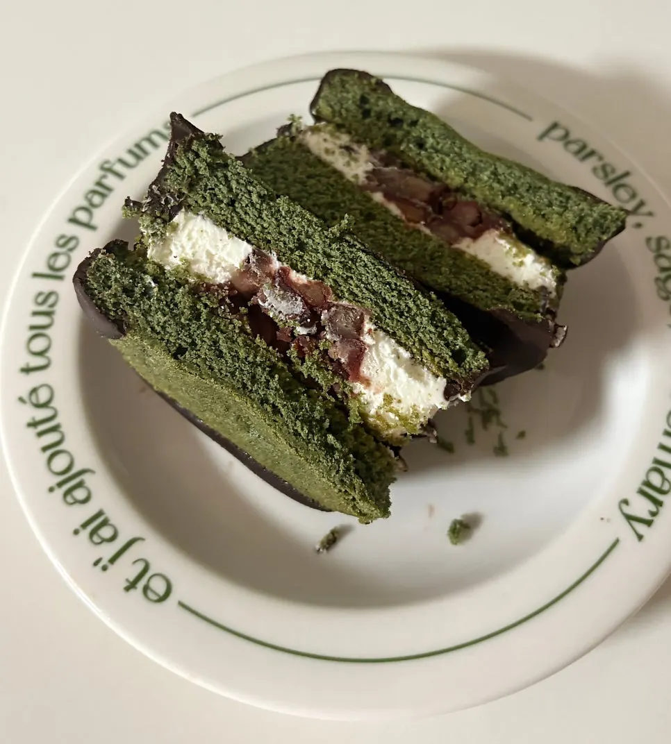 Cross-section of the sea-breeze mugwort injeolmi choco pie