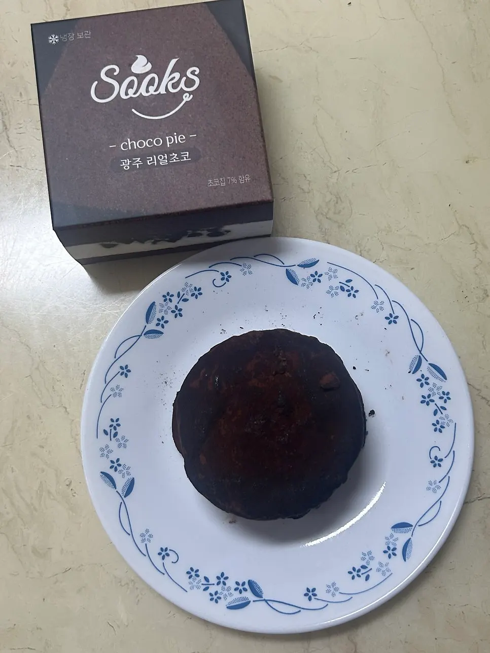 Cross-section of the sea-breeze mugwort whole red bean choco pie with cream and red bean