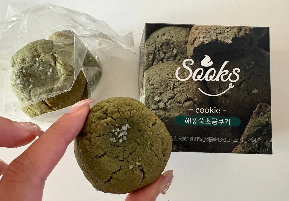 Cream cross-section of the Geomundo sea-breeze mugwort choco pie