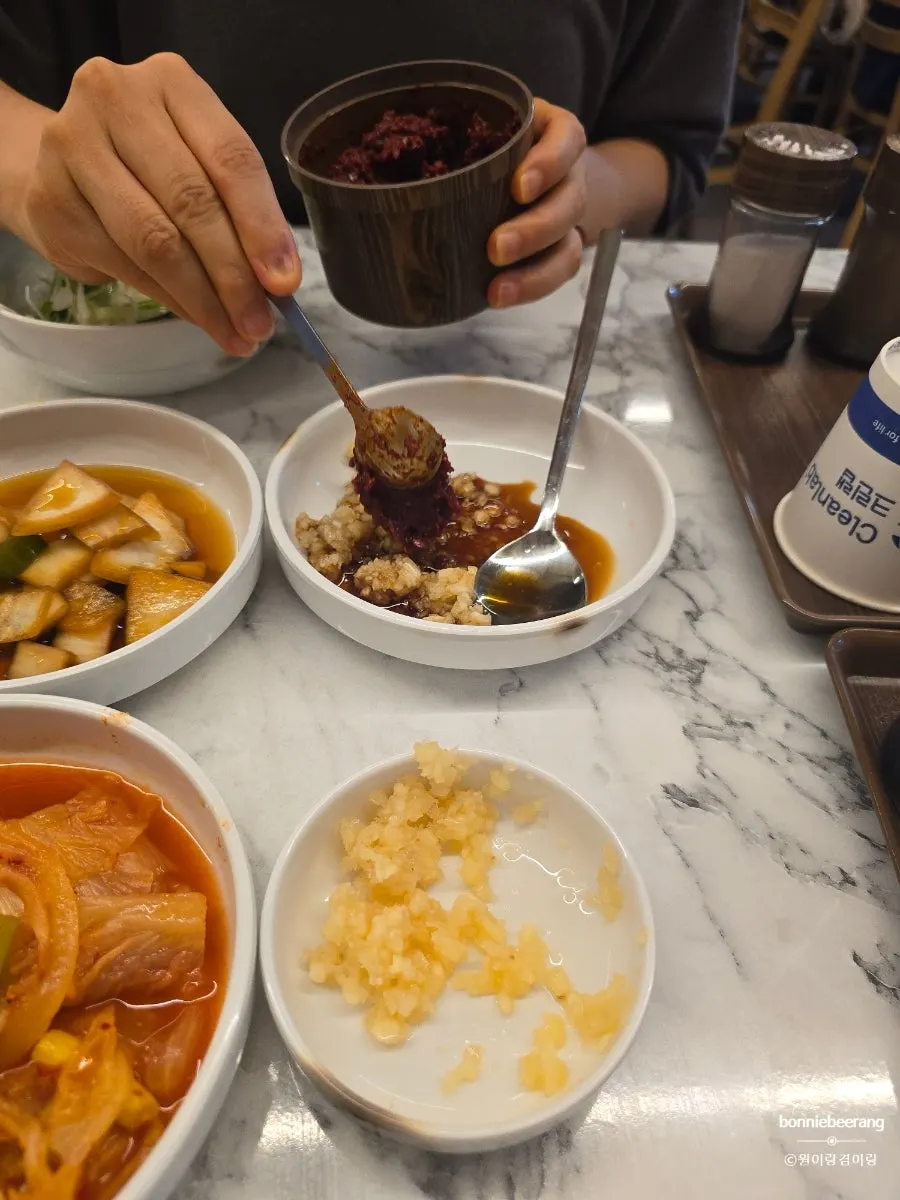 간마늘을 넉넉히 넣어 직접 만든 새콤매콤 소스