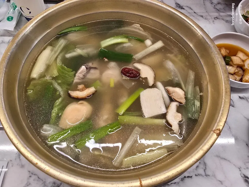 끓기 시작한 닭한마리 냄비