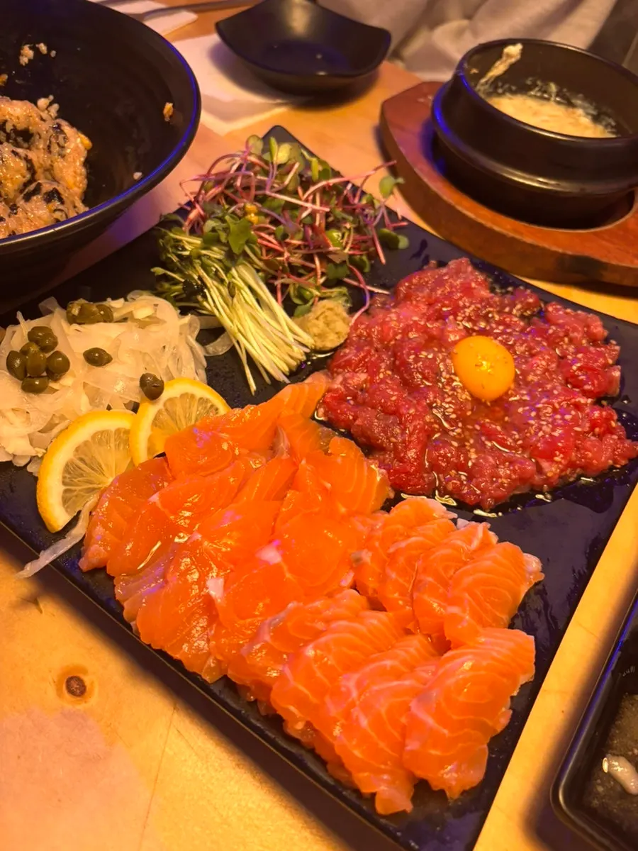生サーモンユッケ焼肉膳の盛り付け