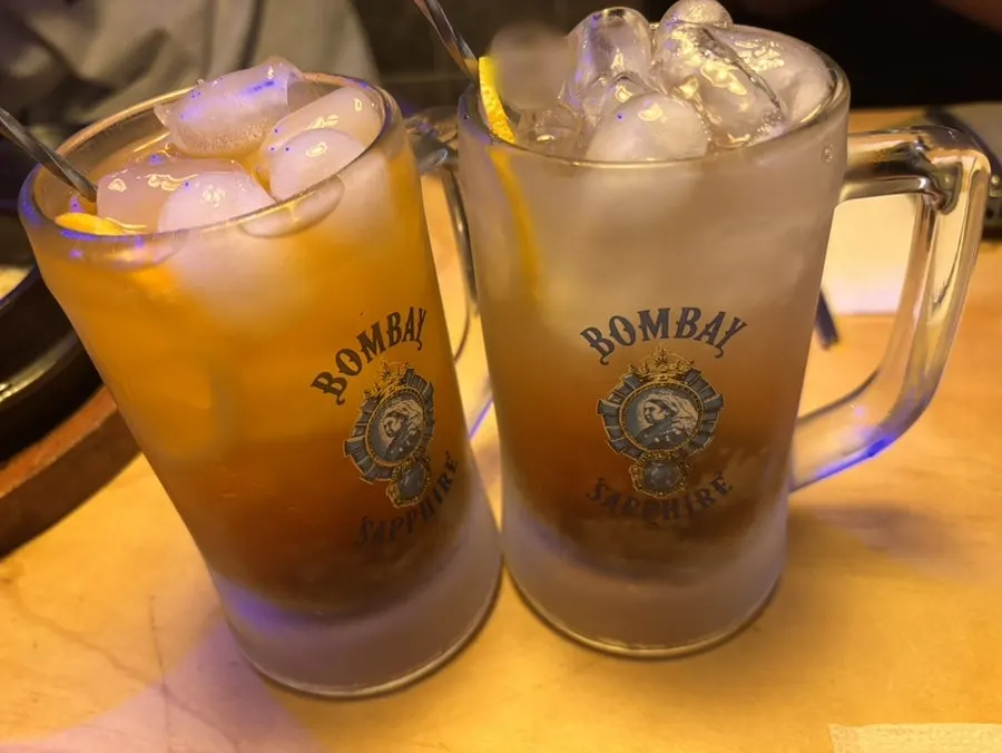 サーモンとユッケが一緒に盛られた皿
