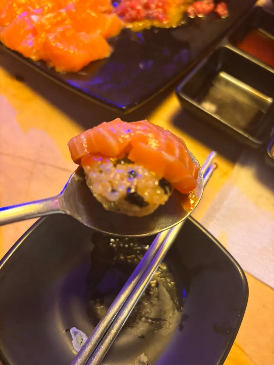 テーブルに並んだユッケと焼肉の盛り付け