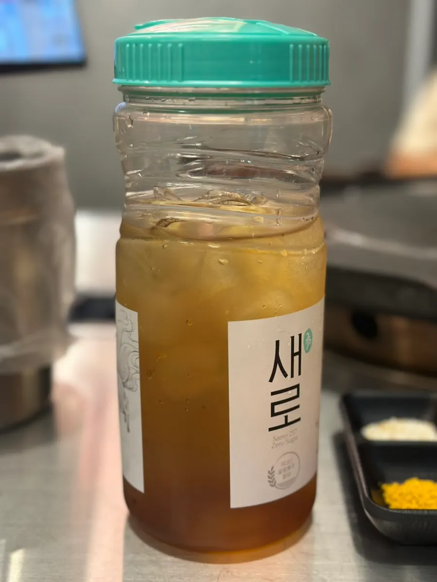 얼음 가득한 보리차 한 잔