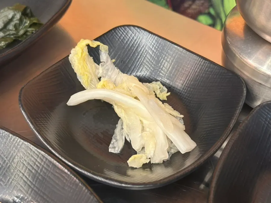콩나물무침과 백김치 반찬
