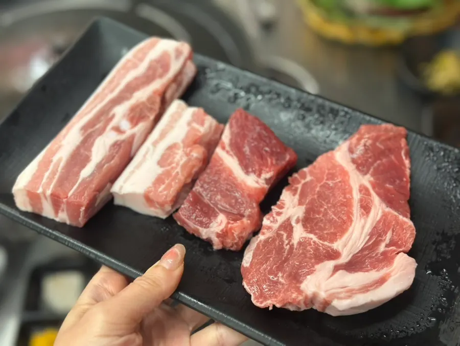 삼겹살과 목살 200g씩 담긴 접시