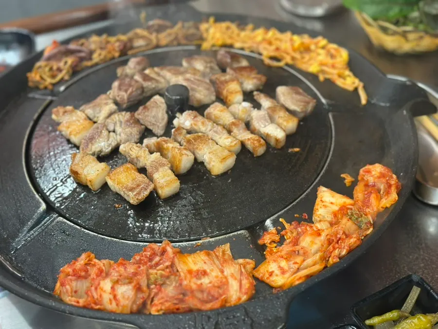솥뚜껑 위에서 구워지는 삼겹살