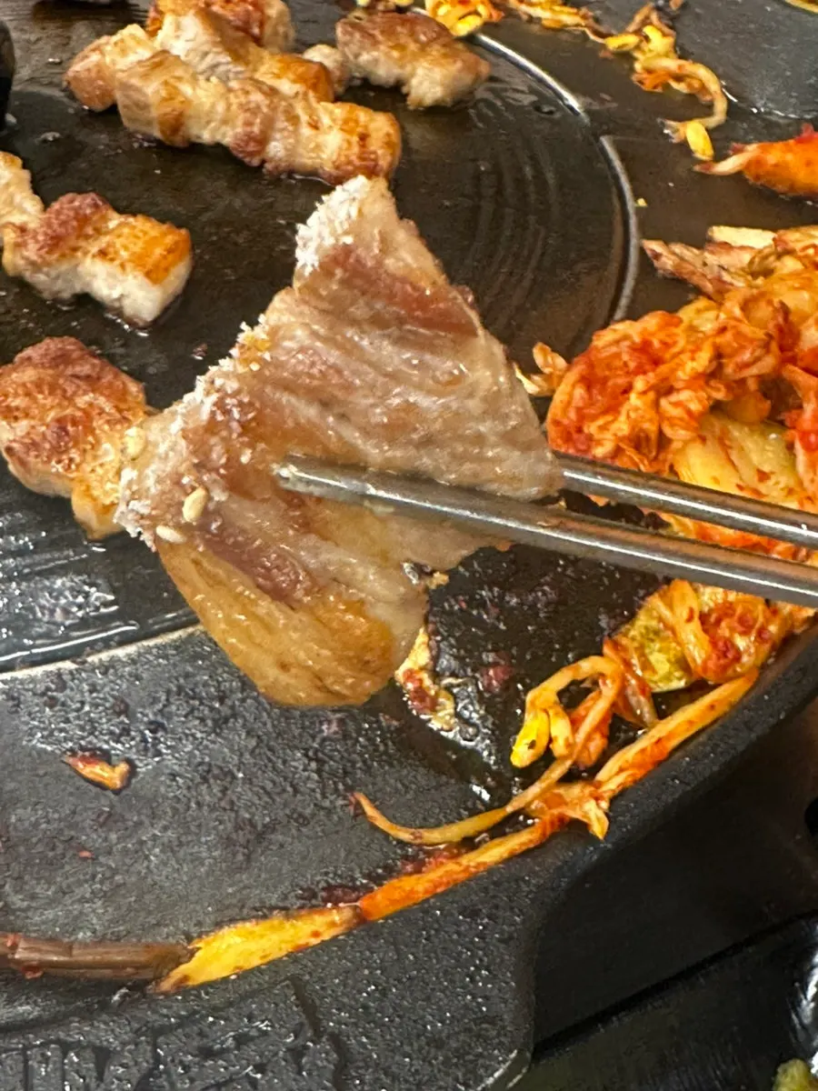 노릇하게 구워진 삼겹살 클로즈업