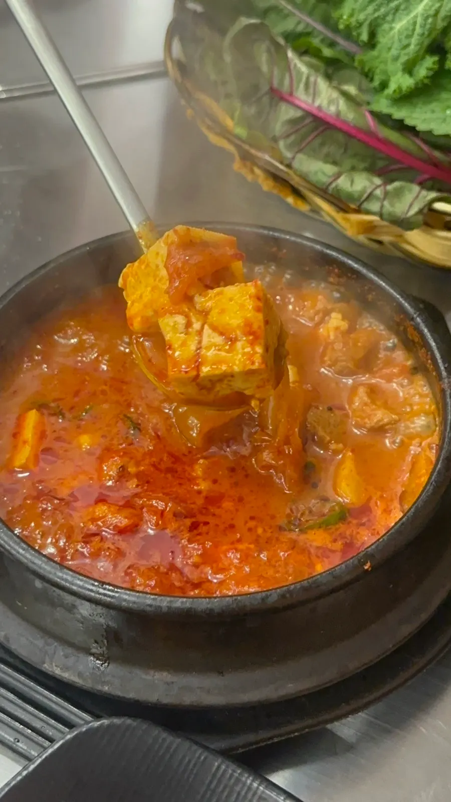 재료가 푸짐한 김치찌개